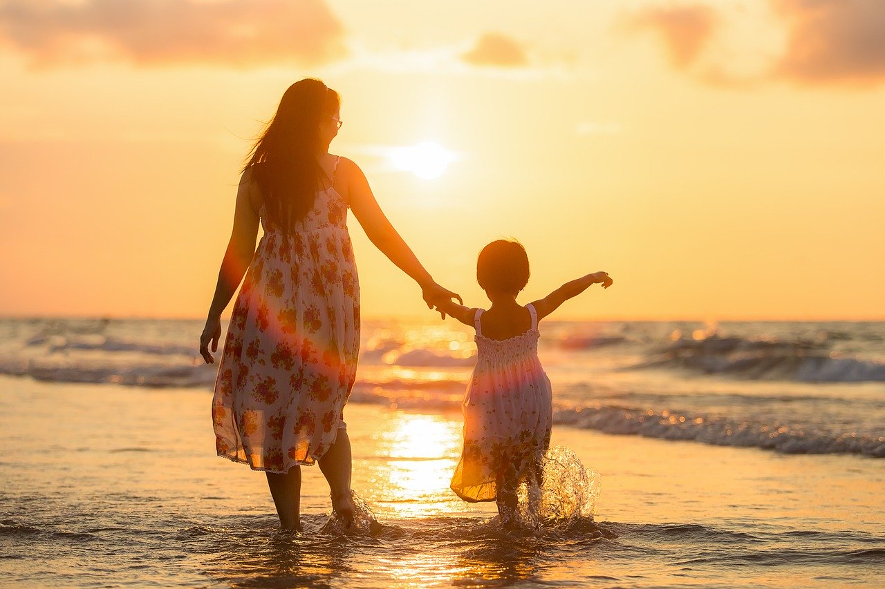 madre e hija en la playa seguro de vida