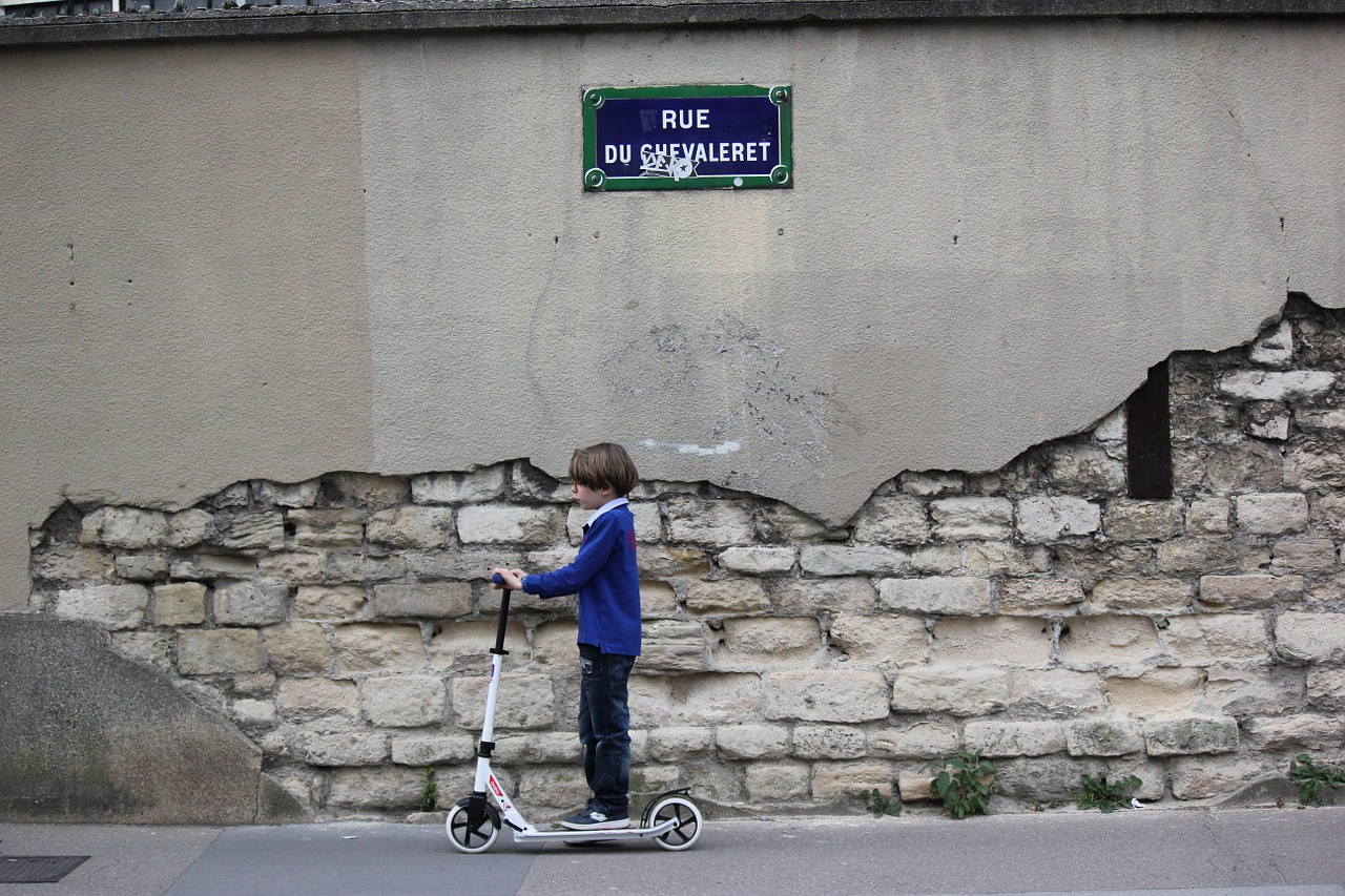 niño patinete en calle
