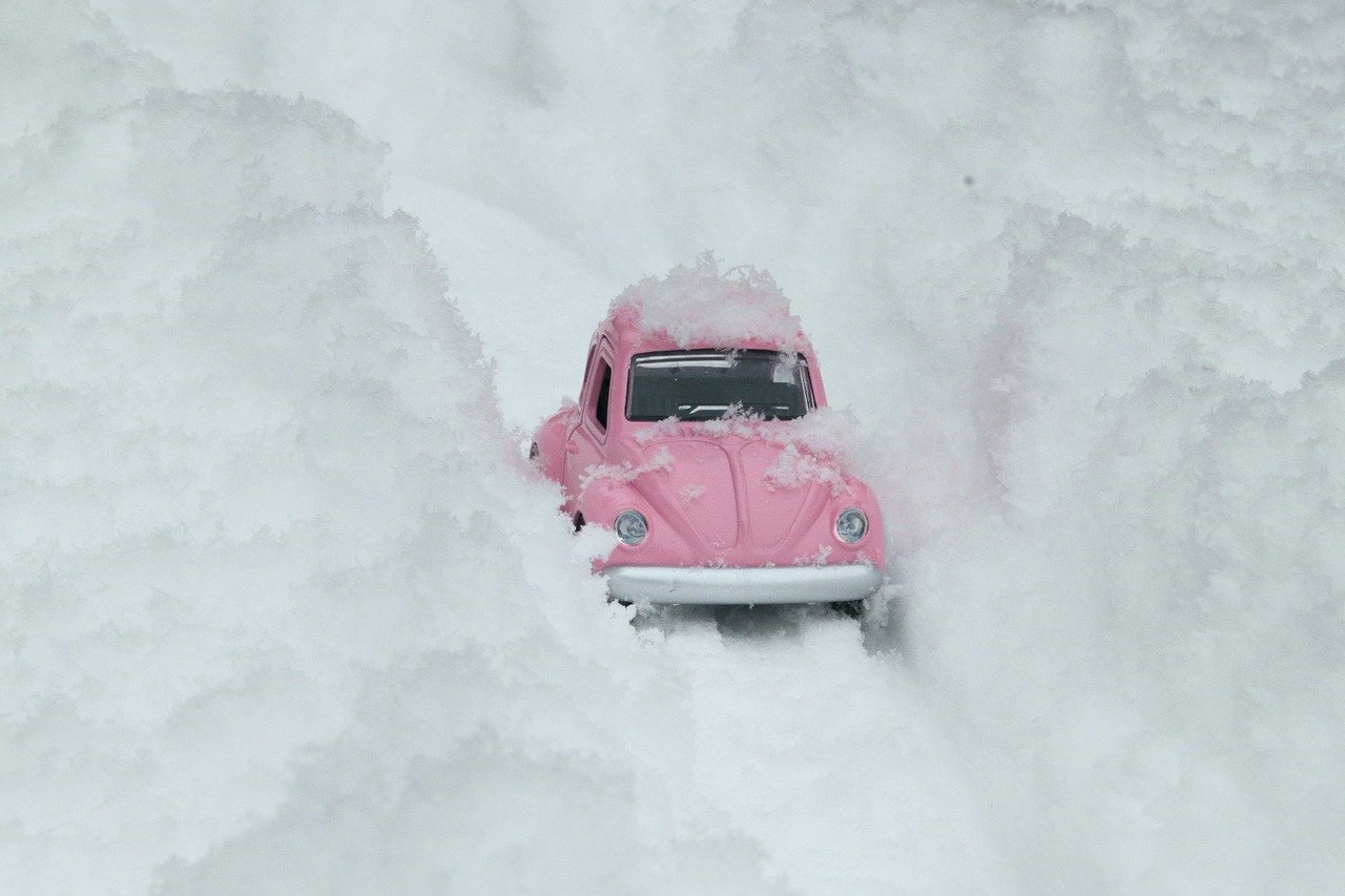coche rosa en la nieve